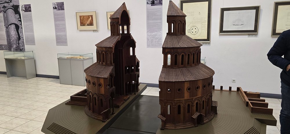 Zvartnots Temple gallery image 2